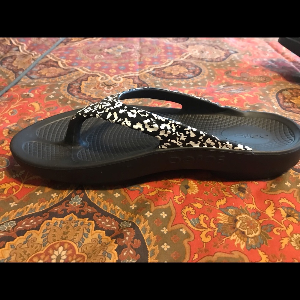 OOFOS OOLALA limited Thongs. Size 8